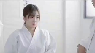 两嫩妹子玩双飞第二炮，操另一个妹子穿上开档黑丝，抬腿侧入大力抽插猛操